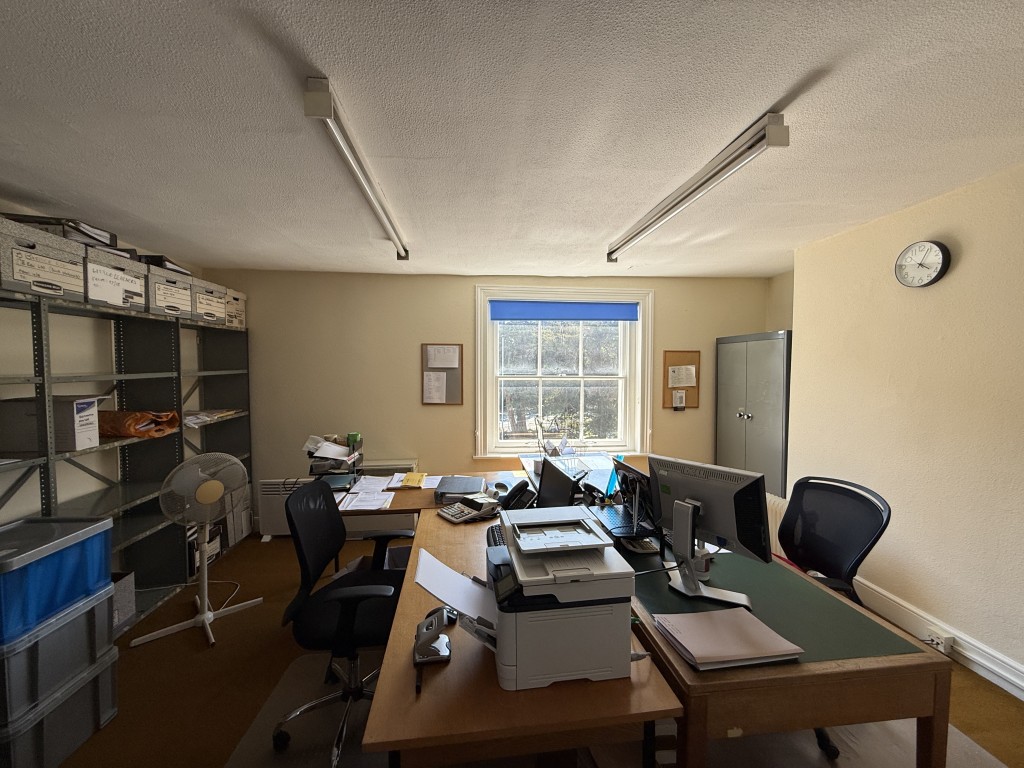 Lot: 56 - SUBSTANTIAL FREEHOLD COMMERCIAL PREMISES FOR OCCUPATION OR REDEVELOPMENT - Second floor front office room